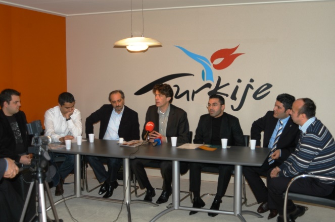 C:\Users\ILHAN\Desktop\ARALIK Bultenine girecekler\Paul Tang tur operatorleri ile.JPG