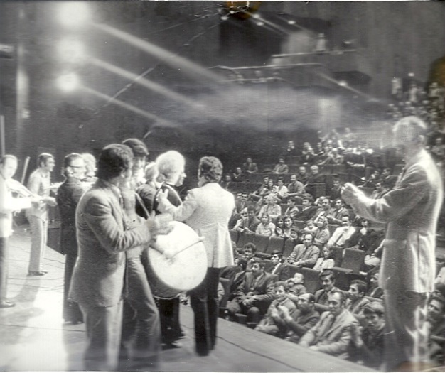 C:\Users\ILHAN\Desktop\MAYIS 2020 BULTENINE GIRECEKLER\Ilhan Karacay, 1975'te Utrecht'te Berkant Konserinde.jpg