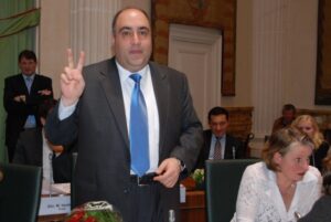 D:\FOTOGRAFLAR\Adnan Tekin isci partisi-Yemin ederken.JPG