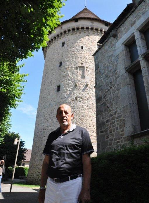 C:\Users\ILHAN\Desktop\TEMMUZ BULTENINE GIRECEKLER\Fransa- ilhan Karacay, Fransa'nin Bourganeuf kasabasinda Cem Sultan'in barindirildigi Zizim Satosu onunde.jpg
