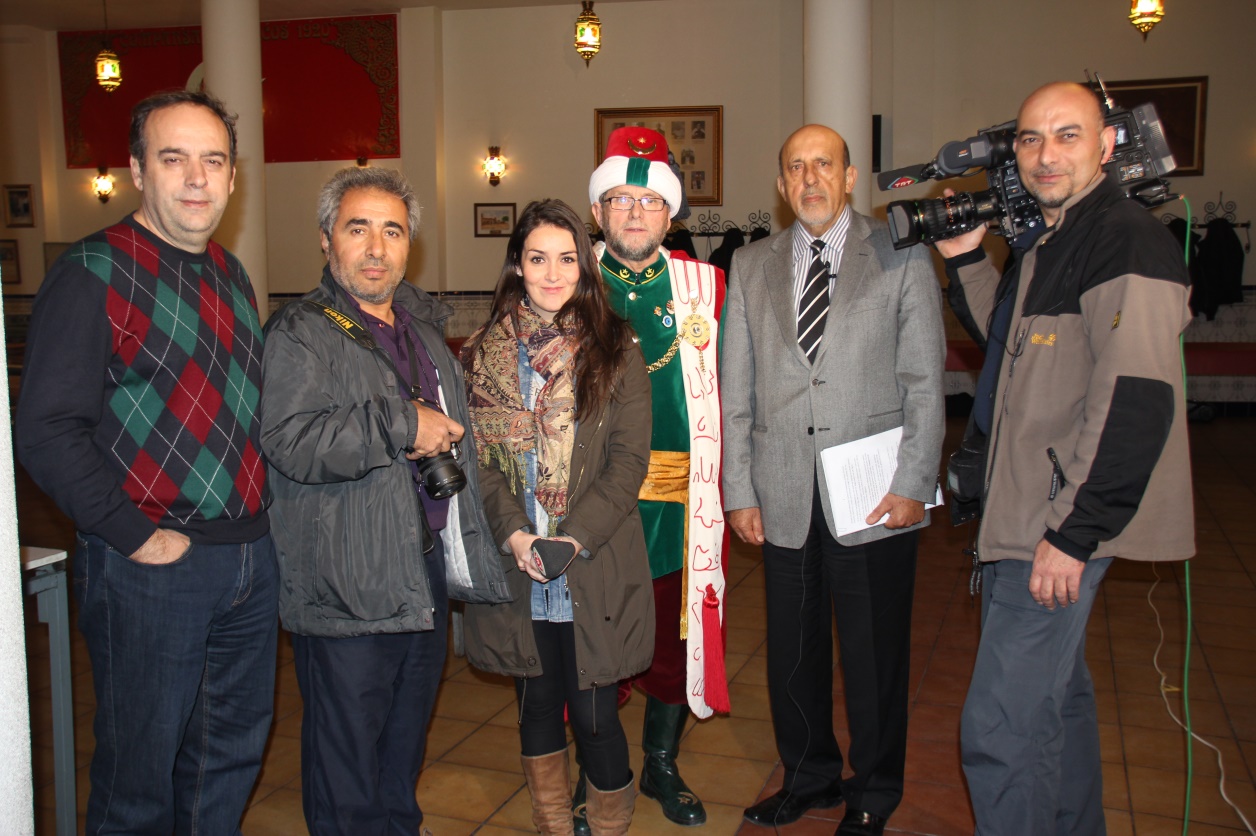 C:\Users\ILHAN\Desktop\TEMMUZ BULTENINE GIRECEKLER\Sax-ilhan Karacay TRT ekibi ve Baskan Tito ile.JPG