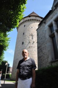 D:\UZAKTAKI DOSTLAR VE IZLER-YAZI VE FOTOĞRAFLAR\Fransa Osmanville-Turquistein\ilhan karacay, Cem Sultan'in barindirildigi sato onunde (1).JPG