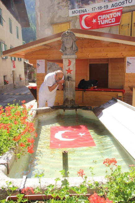 Moena Yeniceri Cesmesi'den su ictik (8)