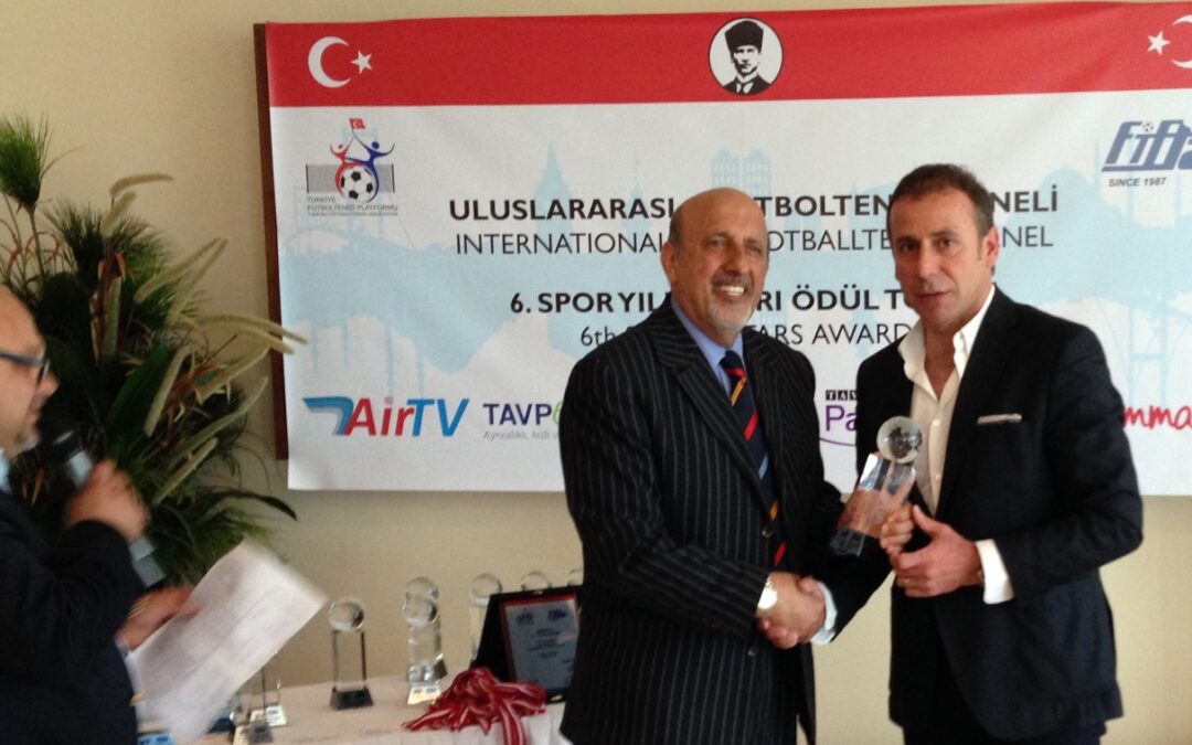 Nostaljik haber: Uluslararası Futboltenisi Federasyonu, Türk sporuna yaptığı hizmetler için İlhan Karaçay’a ödül verdi.