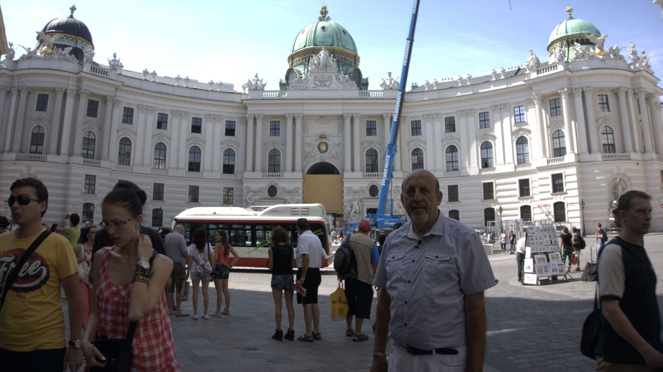 C:\Users\ILHAN\Desktop\ARALIK BULTENINE GIRECEKLER\Viyana ilhan Karaçay Parlamento önünde (1).jpg