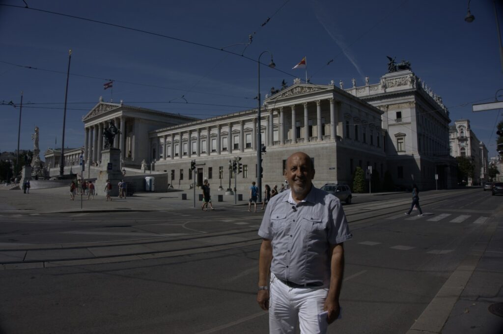 C:\Users\ILHAN\Desktop\ARALIK BULTENINE GIRECEKLER\Viyana ilhan Karaçay Parlamento önünde (2).jpg