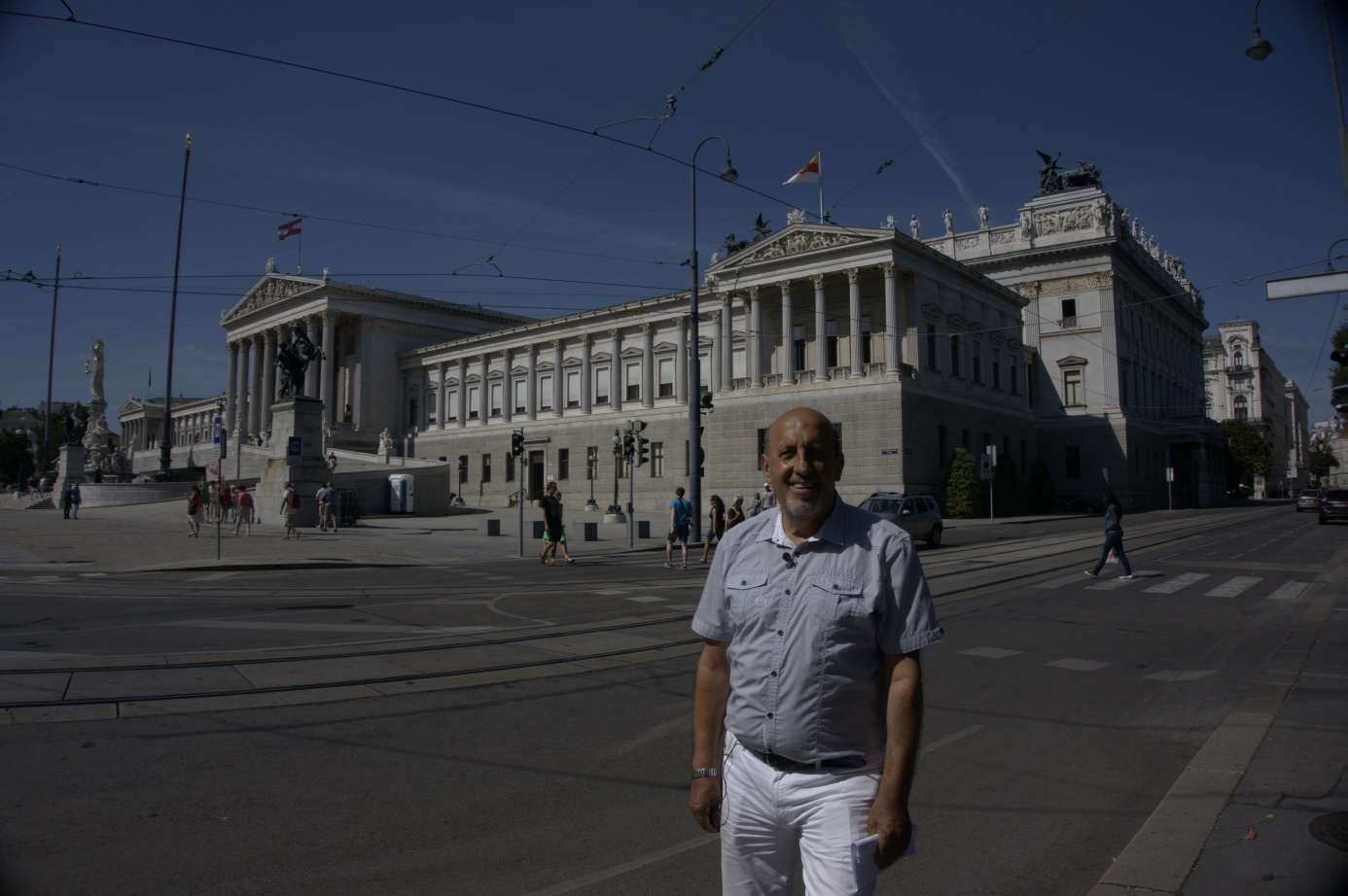 C:\Users\ILHAN\Desktop\ARALIK BULTENINE GIRECEKLER\Viyana ilhan Karaçay Parlamento önünde (2).jpg