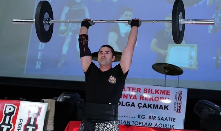 HOLLANDA’DA GURUR KAYNAĞIMIZ TOLGA ÇAKMAK, İSTANBUL’DA HALTER SİLKMEDE DÜNYA REKORU KIRDI