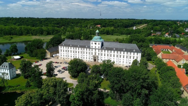 C:\Users\ILHAN\Desktop\ARALIK BULTENINE GIRECEKLER\Schloss Gottorf.jpg