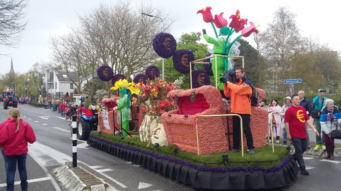 D:\UZAKTAKI DOSTLAR VE IZLER-YAZI VE FOTOĞRAFLAR\HOLLANDA-ızler\Bloemencorso 2015 (2).jpg