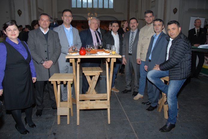 Turk girirsimcilerden kiliseye yardim (2)