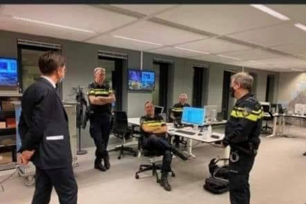 C:\Users\ILHAN\Desktop\1-ISLENECEK HABERLER\Rutte ayakta polis ayak ayak ustune.jpg