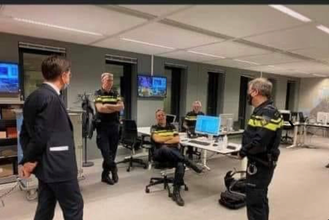 C:\Users\ILHAN\Desktop\1-ISLENECEK HABERLER\Rutte ayakta polis ayak ayak ustune.jpg