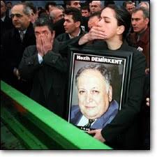 TÜRK MEDYASININ BAŞÖĞRETMENİ OLAN NEZİH DEMİRKENT, 20’NCİ ÖLÜM YILDÖNÜMÜNDE GÖZYAŞLARI İLE ANILDI.