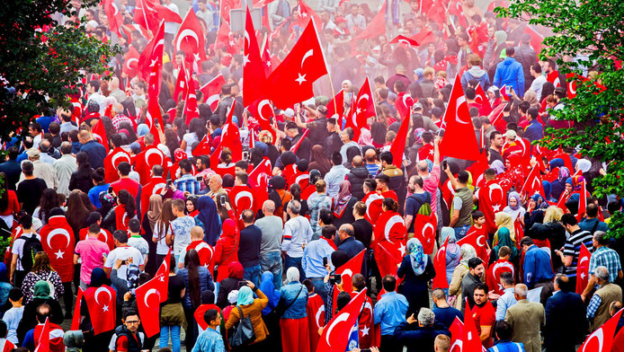 HOLLANDA’DAKİ TÜRK TOPLUMU AKTİF Mİ, UYUŞUK MU?  İlhan KARAÇAY cevap veriyor: