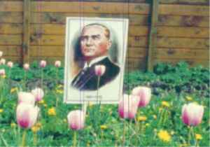 https://www.yeniposta.de/wp-content/uploads/ATA-CICEK-300x210.png