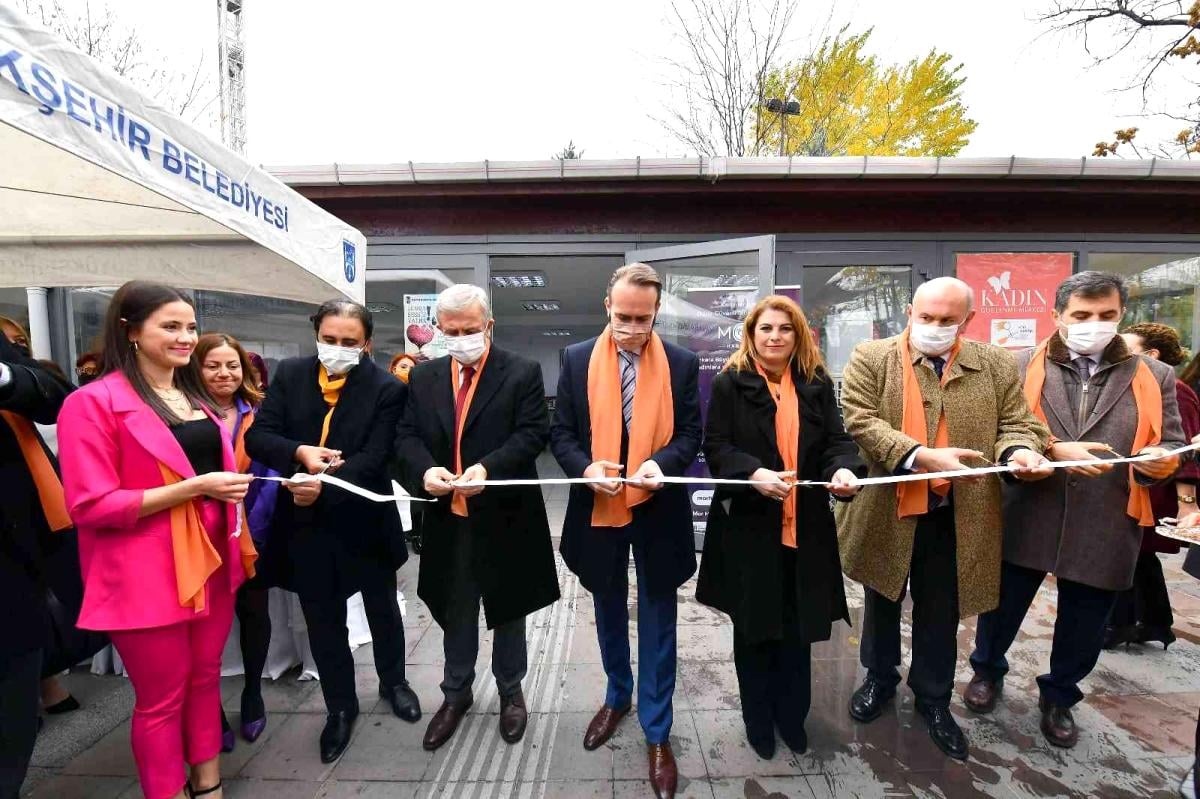 Afbeelding met persoon, lucht, buiten, poseren Automatisch gegenereerde beschrijving
