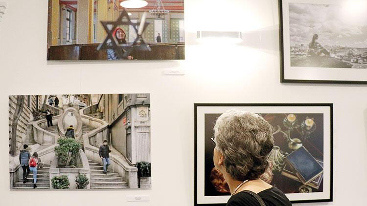 Afbeelding met tekst, galerie, scène, kamer Automatisch gegenereerde beschrijving