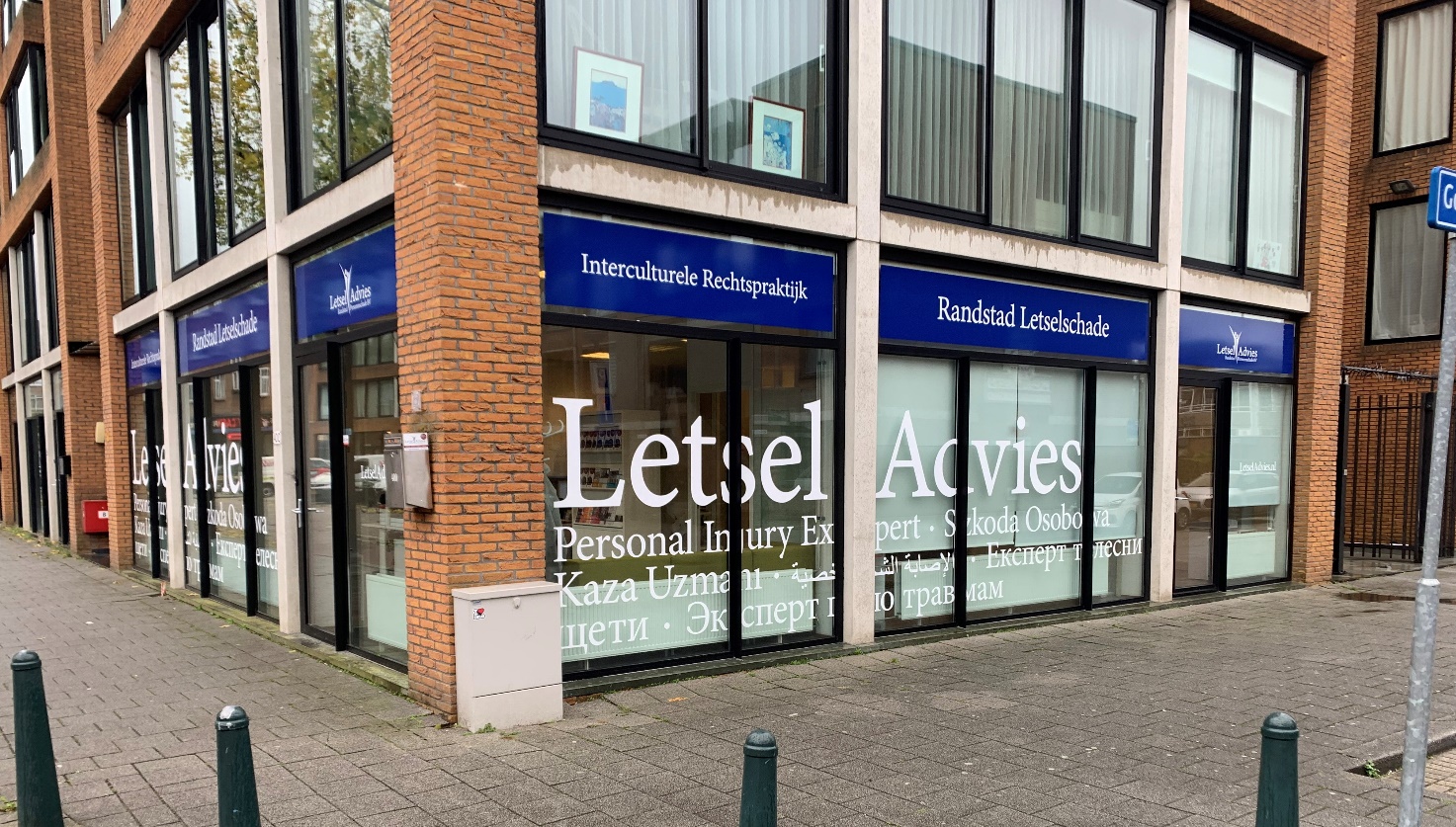 Afbeelding met tekst, gebouw, buiten Automatisch gegenereerde beschrijving