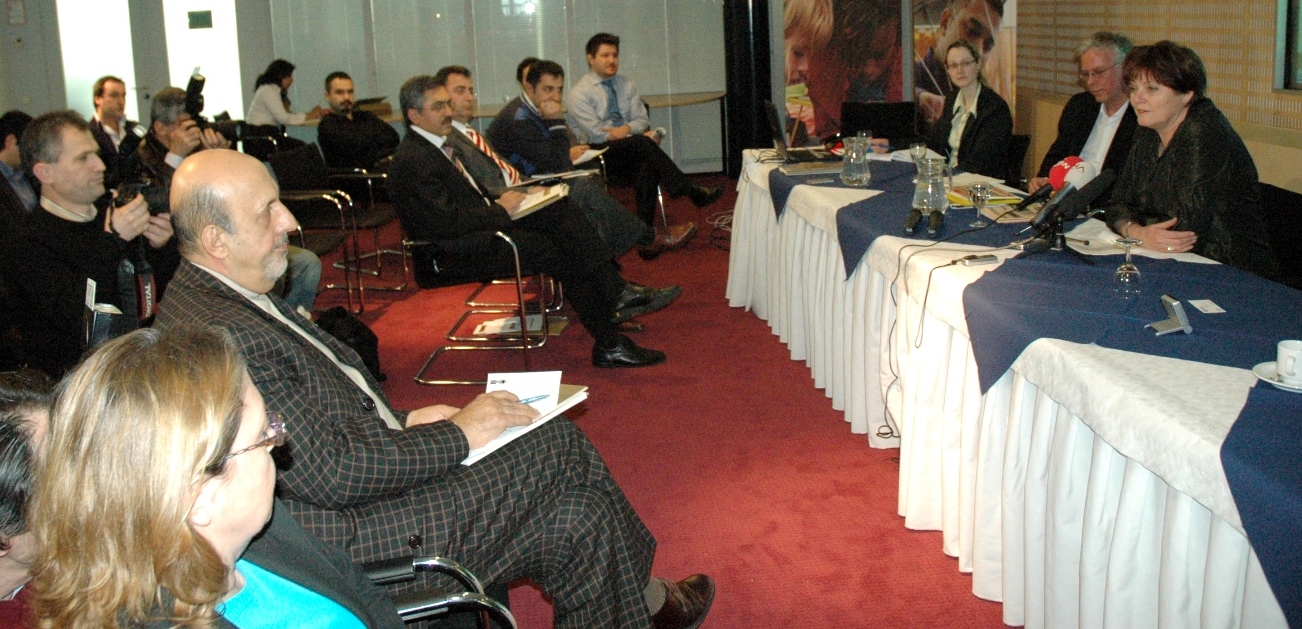 kişi, iç mekan, insanlar, konferans salonu içeren bir resim Açıklama otomatik olarak oluşturuldu