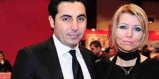kişi, kıyafet, adam, iç mekan içeren bir resim Açıklama otomatik olarak oluşturuldu