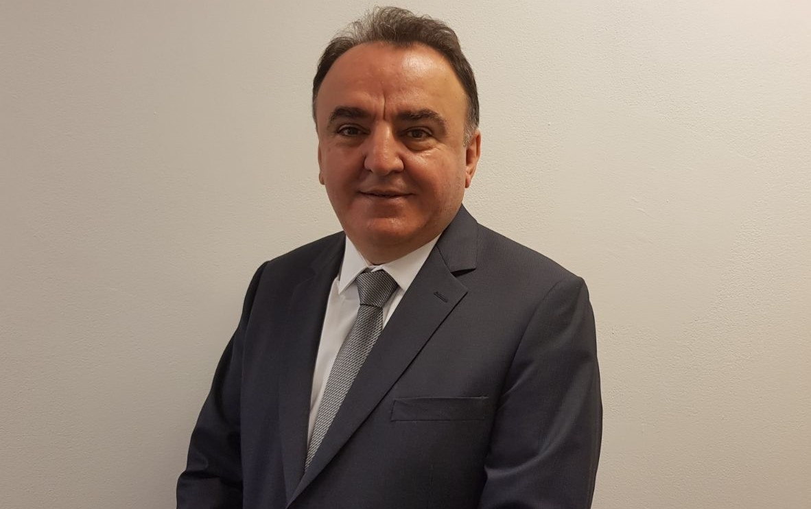 kişi, takım, adam, dik içeren bir resim Açıklama otomatik olarak oluşturuldu
