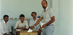 duvar, adam, iç mekan, kişi içeren bir resim Açıklama otomatik olarak oluşturuldu