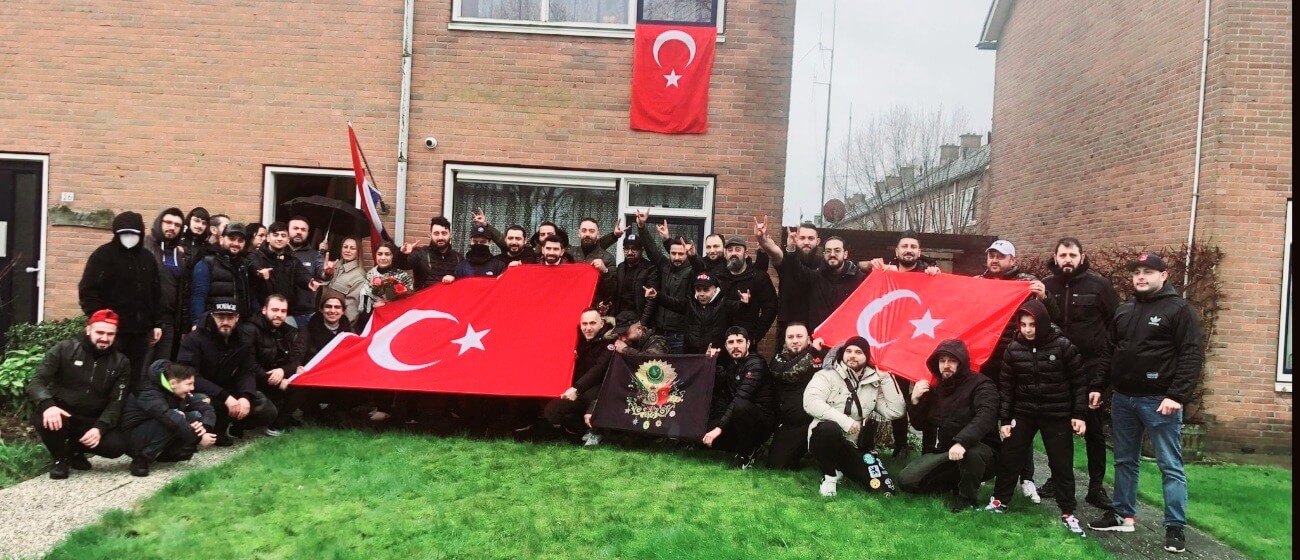çayır, açık hava, kırmızı, eski içeren bir resim Açıklama otomatik olarak oluşturuldu