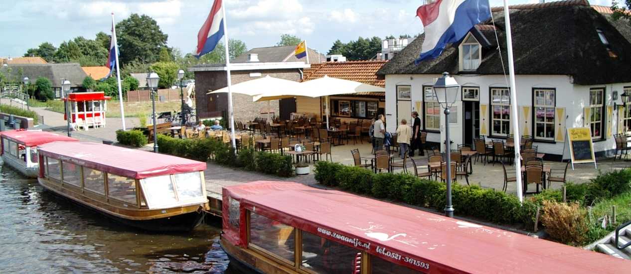 Giethoorn het Hollands Venetië in noordwest Overijssel: informatie rondvaart, bootje huren, kanoverhuur, zomerhuis, logies, restaurant, omgeving