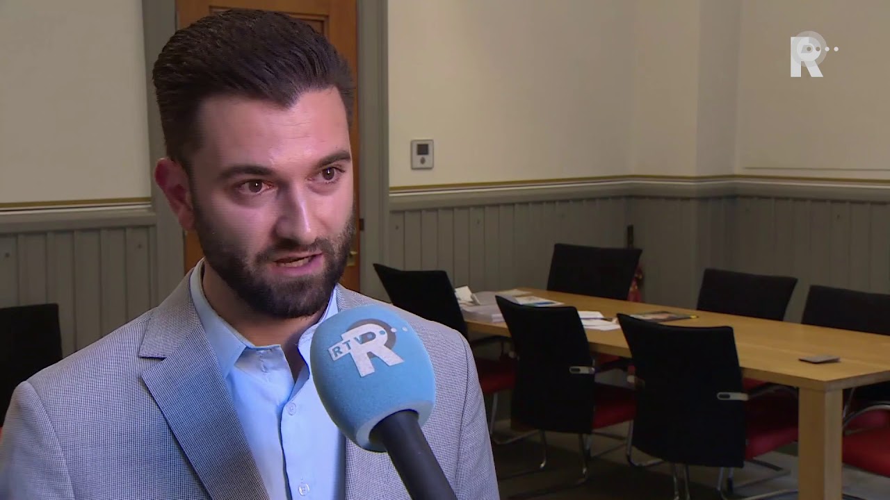 kişi, adam, duvar, iç mekan içeren bir resim Açıklama otomatik olarak oluşturuldu