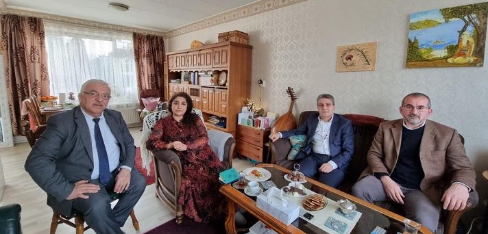 kişi, iç mekan, oda, tablo içeren bir resim Açıklama otomatik olarak oluşturuldu