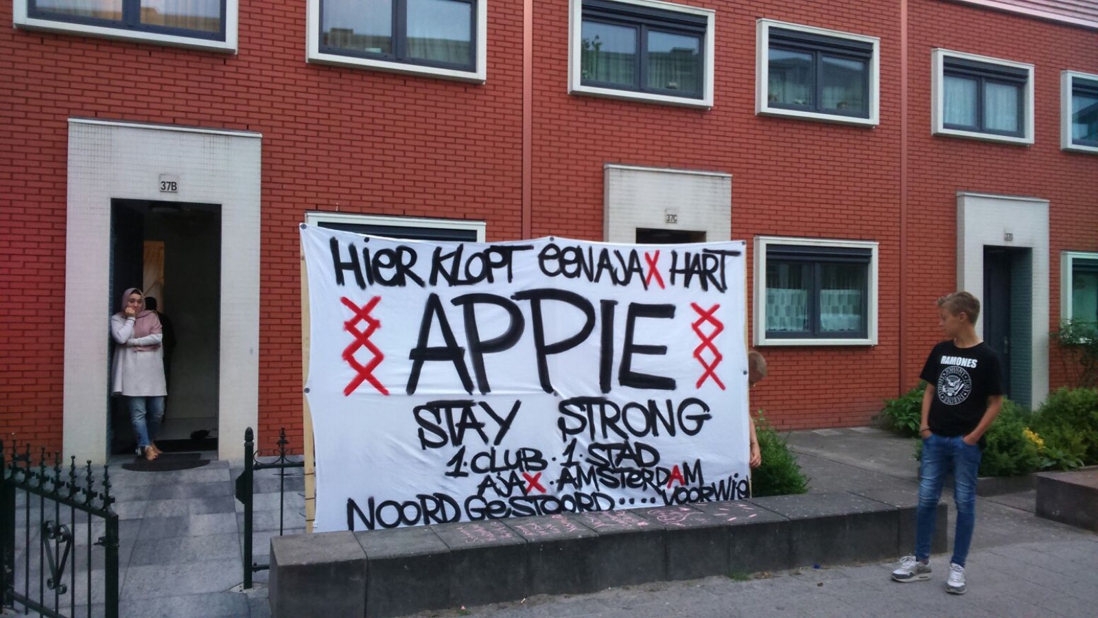 metin, bina, açık hava, grafiti içeren bir resim Açıklama otomatik olarak oluşturuldu
