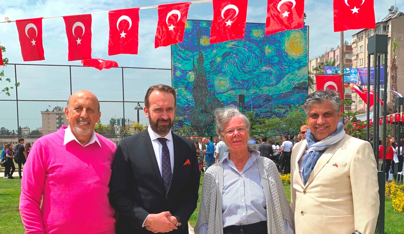 metin, kişi, adam, dik içeren bir resim Açıklama otomatik olarak oluşturuldu