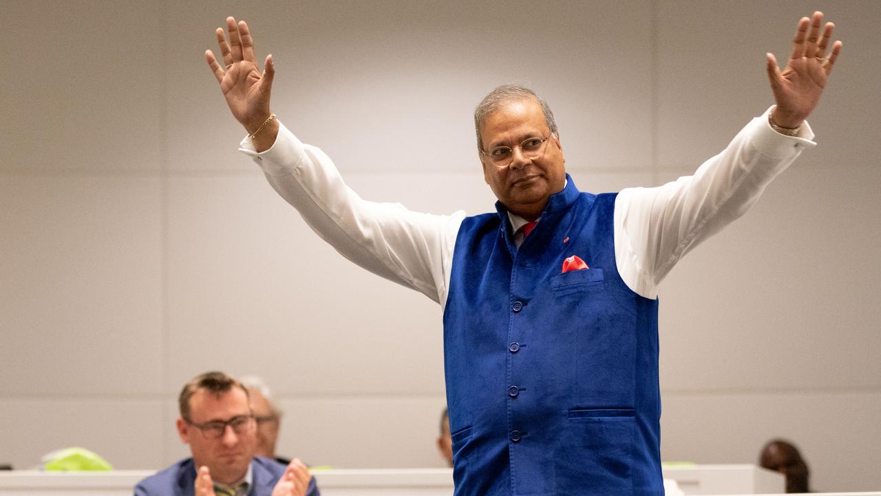 Rabin Baldewsingh tijdens zijn afscheid als wethouder van Den Haag. De kersverse NCDR vervulde die gemeentefunctie van 2006 tot 2018.
