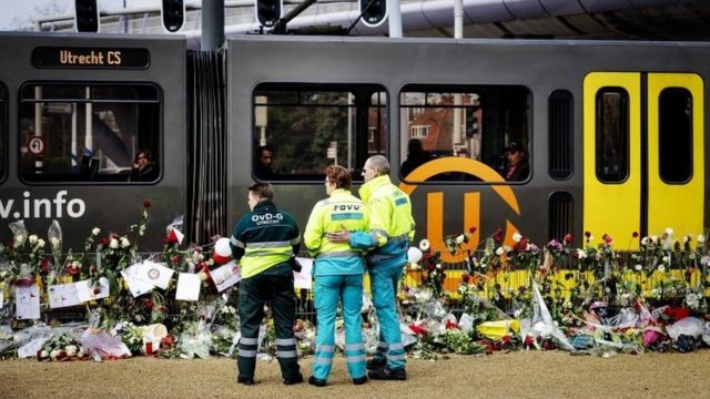 Utrecht'te tramvay saldırısının düzenlendiği yerde bırakılmış çiçekler