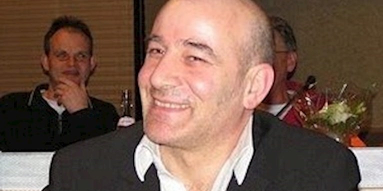 adam, kişi, iç mekan içeren bir resim Açıklama otomatik olarak oluşturuldu