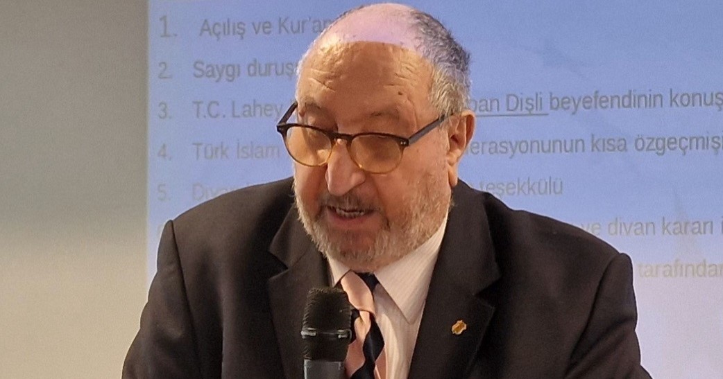 adam, kişi içeren bir resim

Açıklama otomatik olarak oluşturuldu