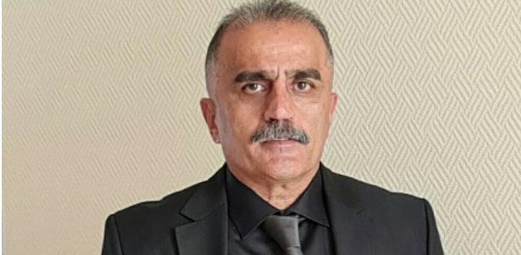 adam, takım, kişi, duvar içeren bir resim Açıklama otomatik olarak oluşturuldu