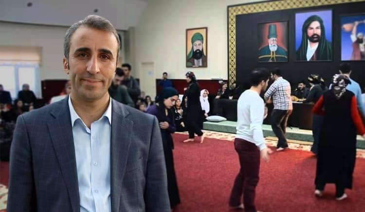 kişi, iç mekan, dik, mobilya içeren bir resim Açıklama otomatik olarak oluşturuldu