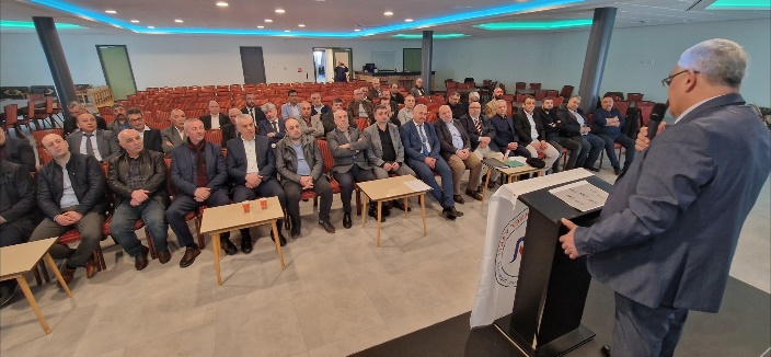 kişi, iç mekan, grup, insanlar içeren bir resim

Açıklama otomatik olarak oluşturuldu