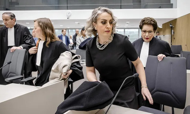 kişi, iç mekan, insanlar içeren bir resim Açıklama otomatik olarak oluşturuldu