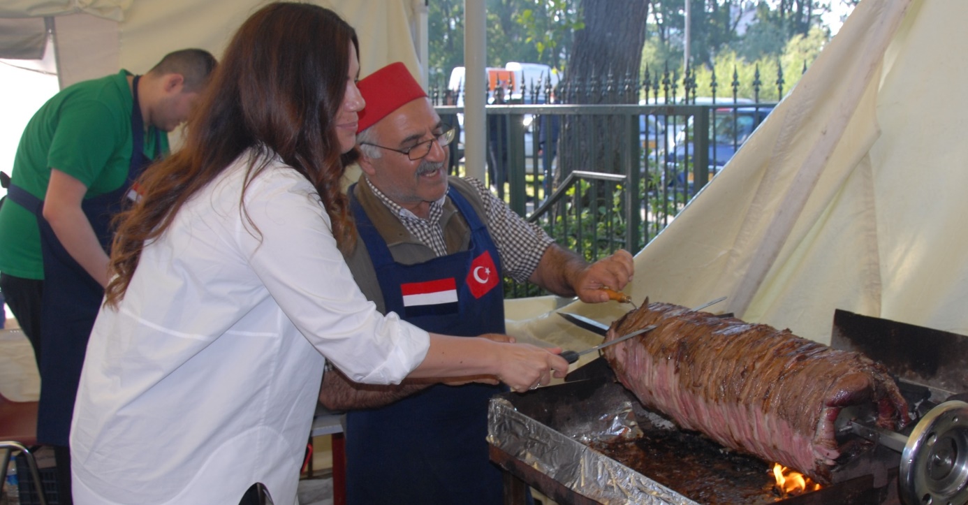 kişi, iç mekan, mangal içeren bir resim Açıklama otomatik olarak oluşturuldu