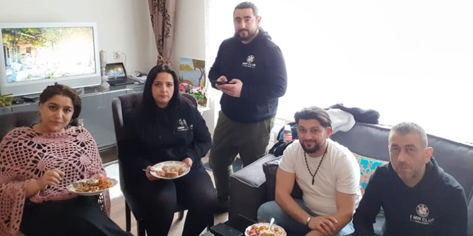 kişi, insanlar, grup, poz içeren bir resim Açıklama otomatik olarak oluşturuldu