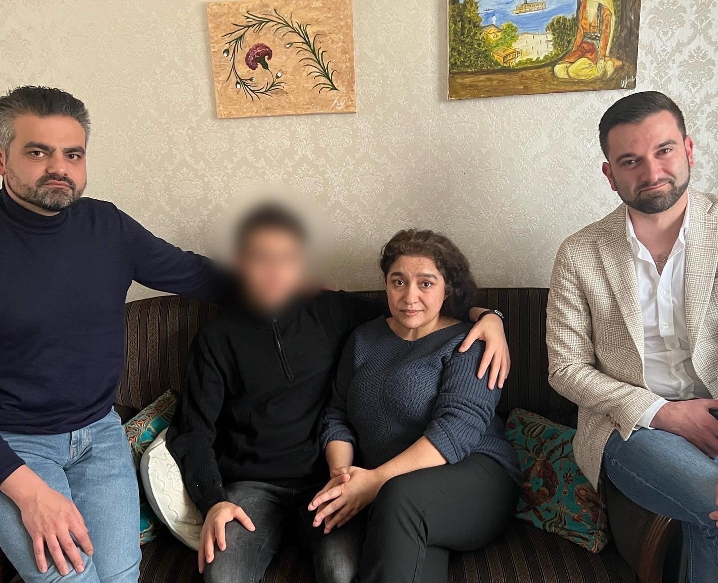 kişi, insanlar, poz, grup içeren bir resim Açıklama otomatik olarak oluşturuldu