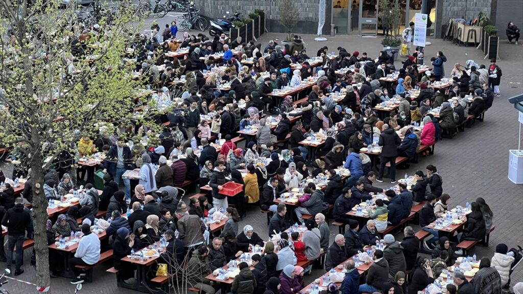 açık hava, kişi, kalabalık, insanlar içeren bir resim Açıklama otomatik olarak oluşturuldu