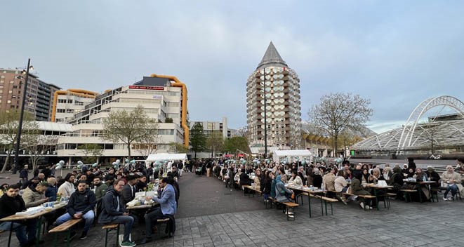 gök, açık hava, insanlar, birkaç içeren bir resim Açıklama otomatik olarak oluşturuldu
