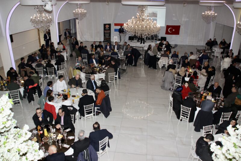 iç mekan, insanlar, yemek odası, yemek masası içeren bir resim Açıklama otomatik olarak oluşturuldu