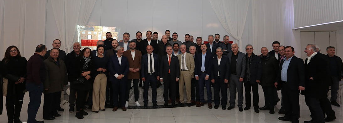 kişi, grup, poz, dik içeren bir resim Açıklama otomatik olarak oluşturuldu