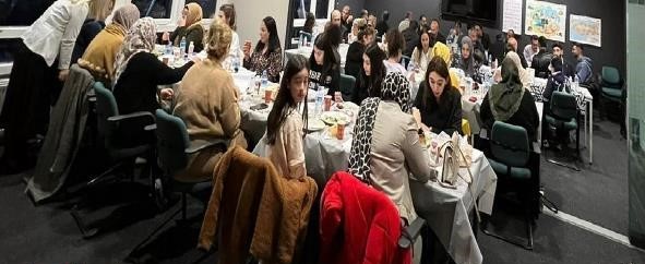 kişi, iç mekan, insanlar, grup içeren bir resim Açıklama otomatik olarak oluşturuldu