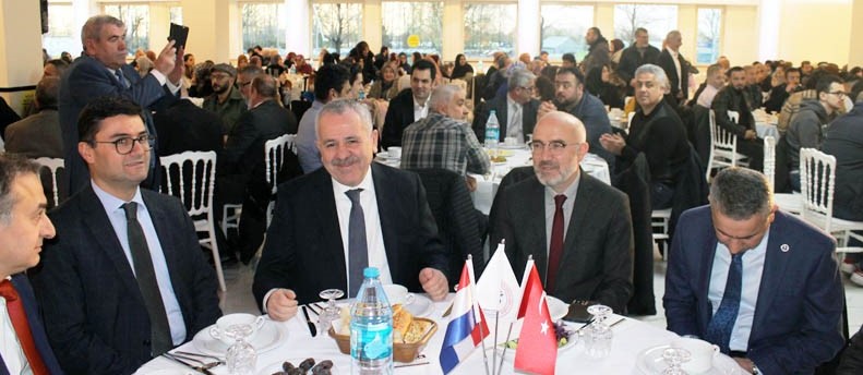 kişi, iç mekan, tablo, grup içeren bir resim Açıklama otomatik olarak oluşturuldu